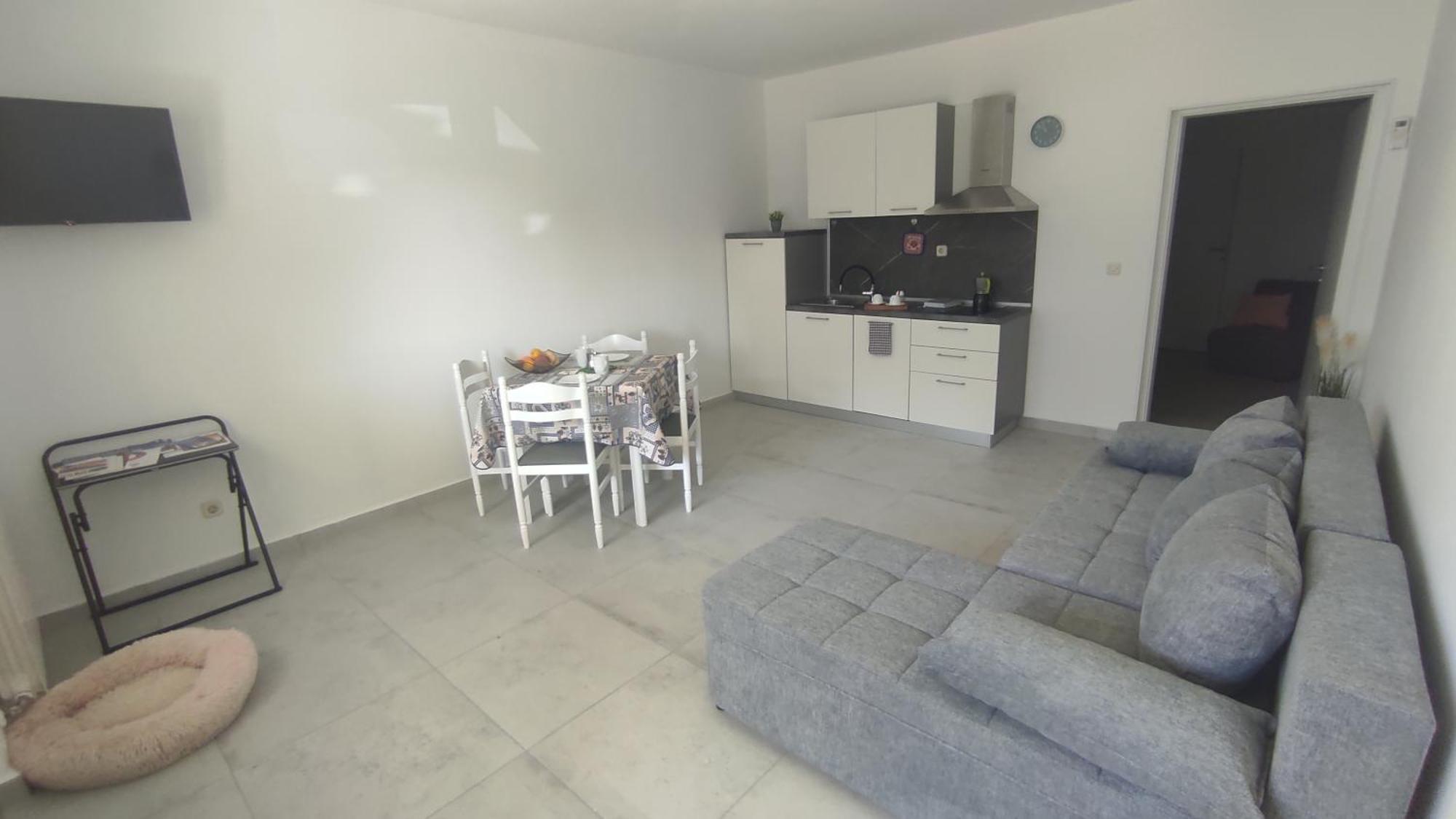 Nikolena Apartment *